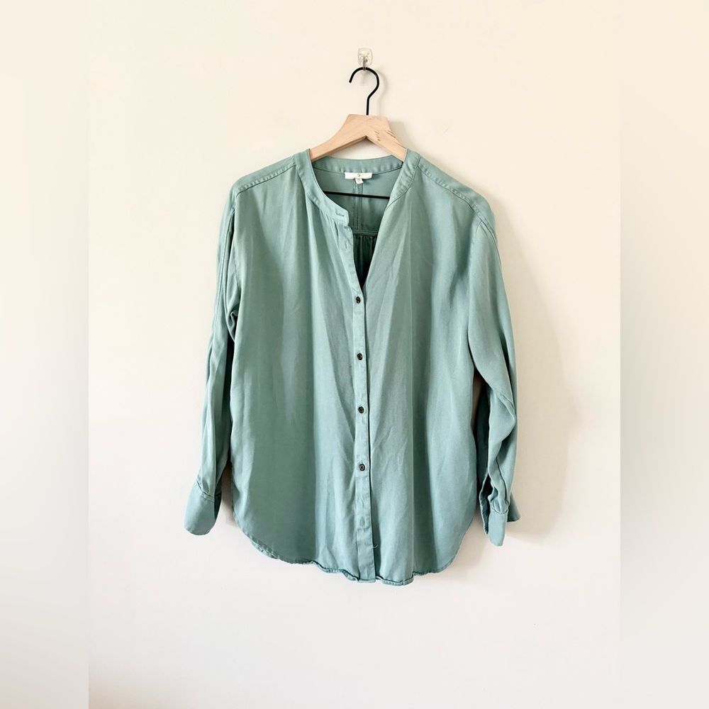 Lou & Grey Long Sleeve Button Down Shirt in Sage Green Size XS
